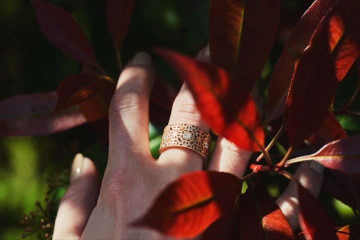 Goldring mit Ornament vor rotem Laub