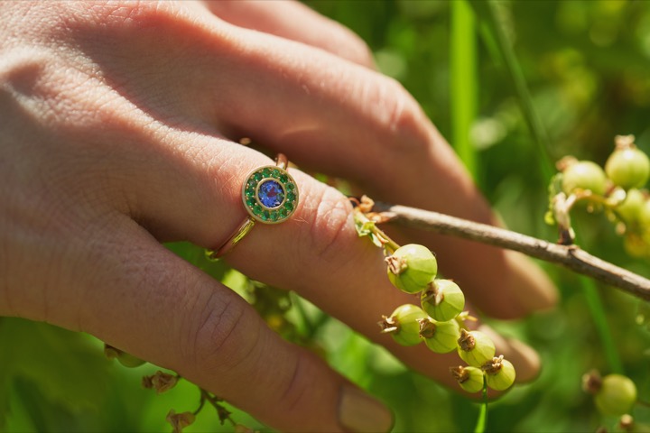 Ring mit blauem Stein zwischen Zweigen