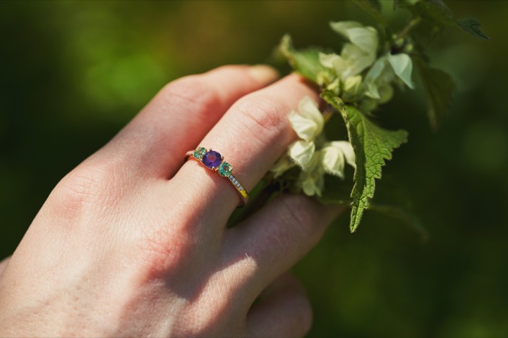 Ring mit violettem Stein